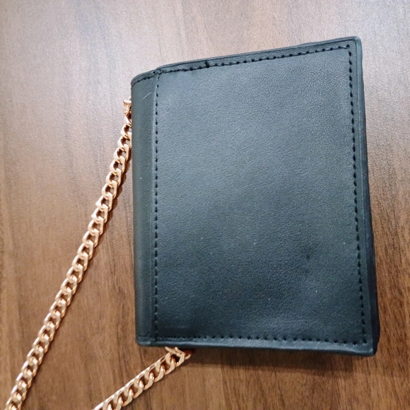 Elegant Crossbody Wallet - Picture 6 of 6